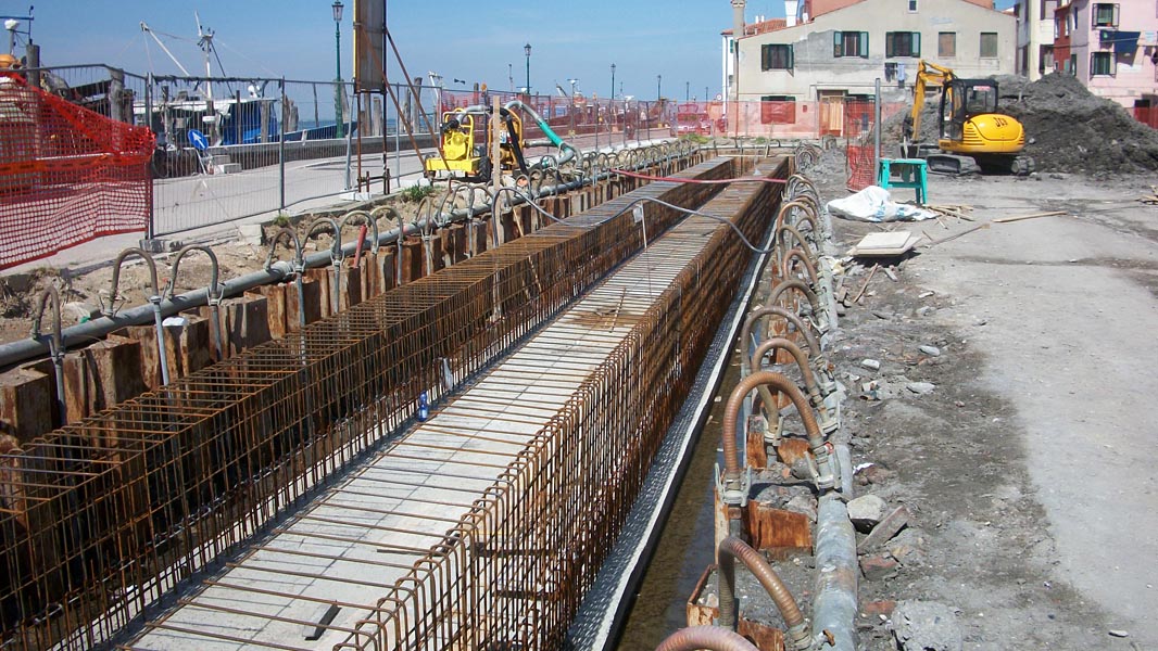 immagine durante la costruzione della vasca di accumulo dell’acqua piovana nell’abitato di Pellestrina immagine durante la costruzione della vasca di accumulo dell’acqua piovana nell’abitato di Pellestrina