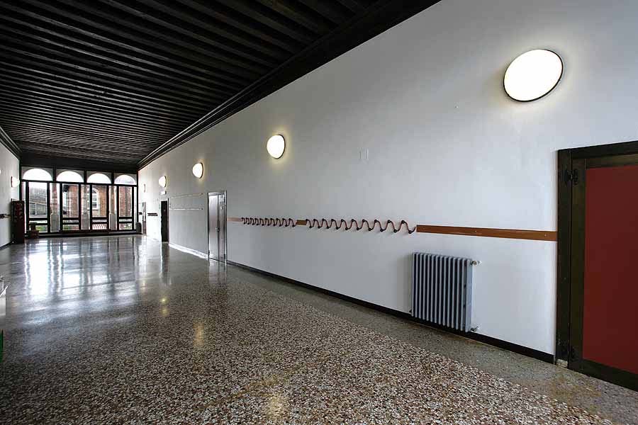 immagine dell'androne con il pavimento a terrazzo restaurato della scuola elementare Ugo Foscolo immagine dell'androne con il pavimento a terrazzo restaurato della scuola elementare Ugo Foscolo