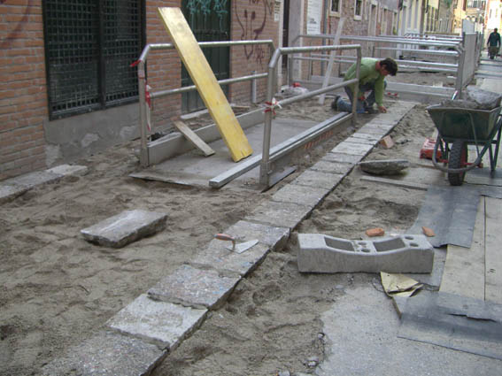 immagine dell'area di piscina Venier durante i lavori di ripavimentazione area di piscina Venier durante i lavori di ripavimentazione