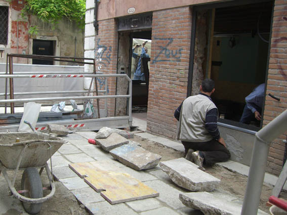 immagine dell'area di piscina Venier durante i lavori di ripavimentazione area di piscina Venier durante i lavori di ripavimentazione