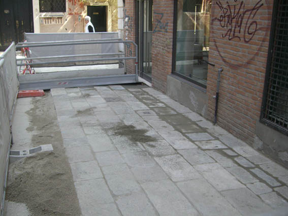 immagine dell'area di piscina Venier durante i lavori di ripavimentazione area di piscina Venier durante i lavori di ripavimentazione
