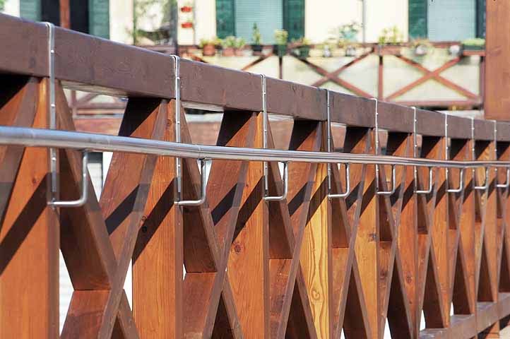 immagine di un particolare del parapetto ligneo del nuovo ponte Quintavalle immagine di un particolare del parapetto ligneo del nuovo ponte Quintavalle