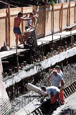 immagine del muro di sostegno e della parete in cemento armato di rio de la Frescada immagine del muro di sostegno e della parete in cemento armato di rio de la Frescada
