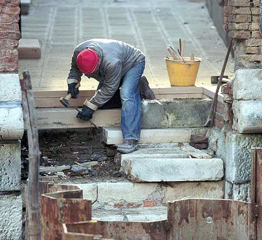 immagine del restauro di una riva nell'insula del ghetto immagine del restauro di una riva nell'insula del ghetto