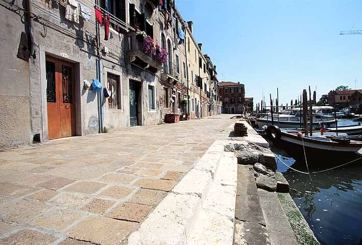 immagine del degrado della fondamenta rio del Ponte Longo prima dei lavori immagine del degrado della fondamenta rio del Ponte Longo prima dei lavori