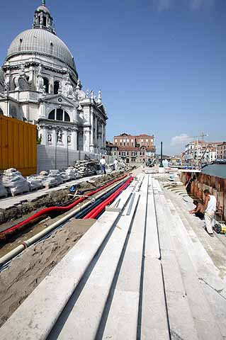 immagine del restauro di riva della Salute immagine del restauro di riva della Salute