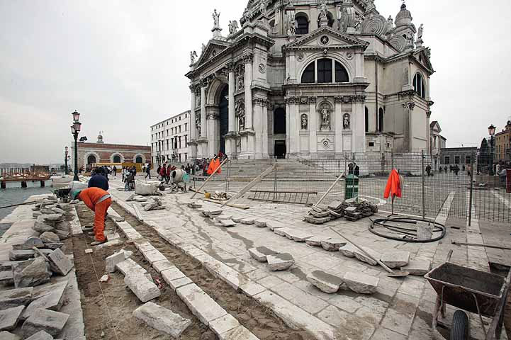 immagine della posa della pavimentazione in fondamenta e riva della Salute immagine della posa della pavimentazione in fondamenta e riva della Salute