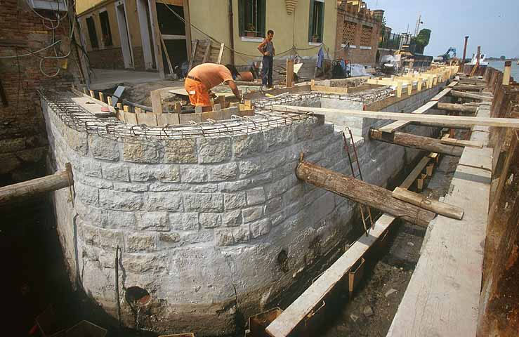 immagine della ricostruzione del muro di sponda di fondamenta Castel Olivolo immagine della ricostruzione del muro di sponda di fondamenta Castel Olivolo