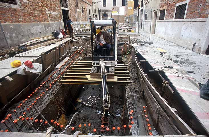 immagine della costruzione della vasca di trattamento reflui nell'isola di Borgoloco Pompeo Molmenti immagine della costruzione della vasca di trattamento reflui nell'isola di Borgoloco Pompeo Molmenti