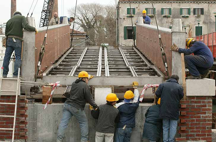 immagine del ponte dei Lavraneri durante il montaggio del nuovo ponte immagine del ponte dei Lavraneri durante il montaggio del nuovo ponte