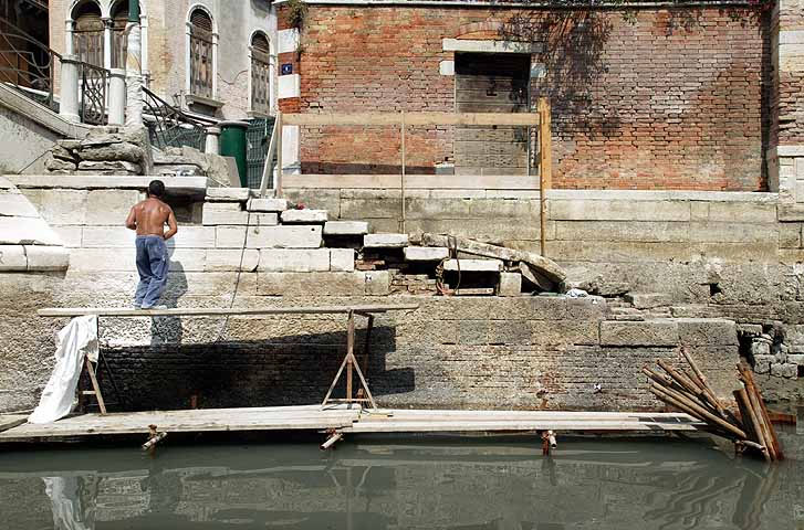 immagine del degrado di una riva nel rio di Noale immagine del restauro di una riva nel rio di Noale primo settore