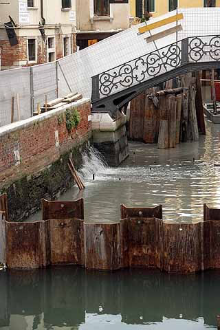 immagine della chiusura con palancole di rio Priuli nell'insula di San Felice lotto 1 immagine della chiusura con palancole di rio Priuli nell'insula di San Felice lotto 1