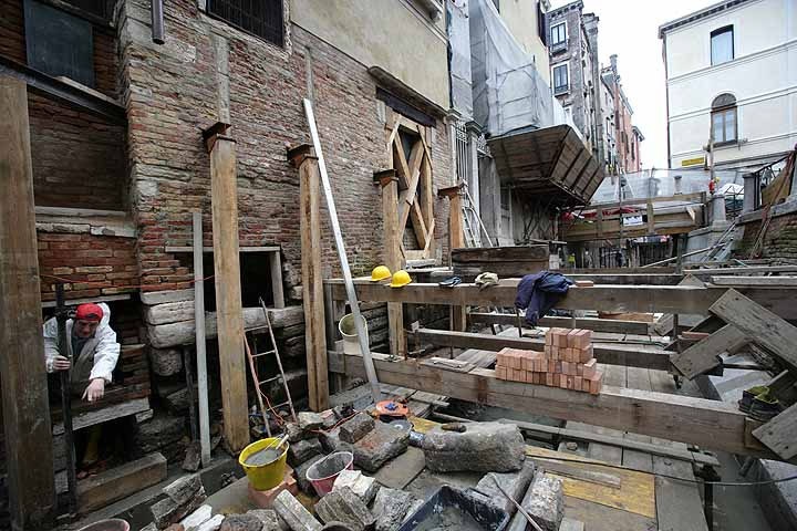 immagine dei lavori di risanamento statico nell'insula di San Felice lotto 1 immagine dei lavori di risanamento statico nell'insula di San Felice lotto 1