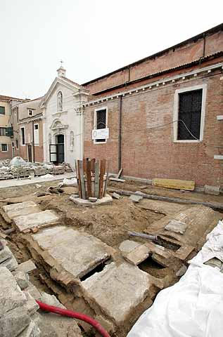 immagine dei ritrovamenti archeologici in campo San Nicolò dei Mendicoli immagine dei ritrovamenti archeologici in campo San Nicolò dei Mendicoli