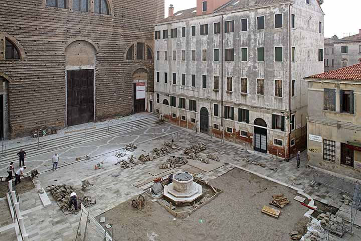 immagine di campo di San Lorenzo durante i lavori di risanamento del selciato immagine di campo di San Lorenzo durante i lavori di risanamento del selciato