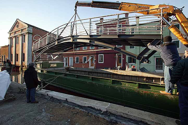 immagine durante il montaggio del ponte delle Cappuccine a Burano immagine durante il montaggio del ponte delle Cappuccine a Burano