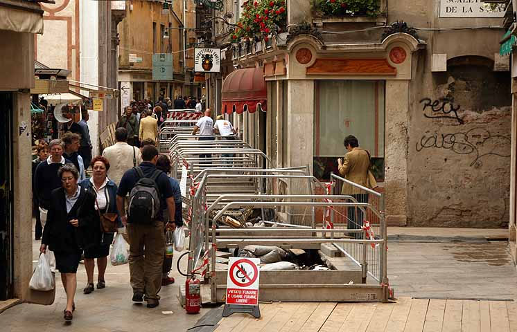 immagine delle passerelle provvisorie nell'isola di San Giovanni Grisostomo immagine delle passerelle provvisorie nell'isola di San Giovanni Grisostomo