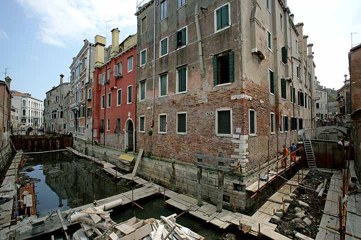 immagine dei lavori in rio dei Servi nell'insula di Maddalena Santa Fosca immagine dei lavori di rio dei Servi nell'insula di Maddalena Santa Fosca