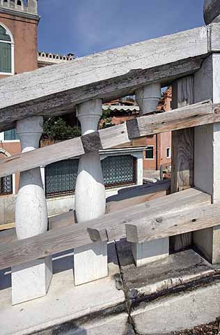 immagine della colonnina mancante del ponte San Domenego immagine della colonnina mancante del ponte San Domenego