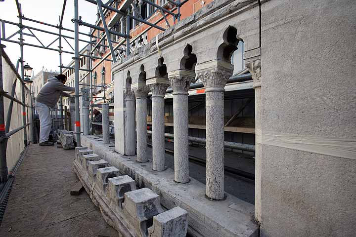 immagine del restauro della balaustra di ponte del Vin immagine del restauro della balaustra di ponte del Vin