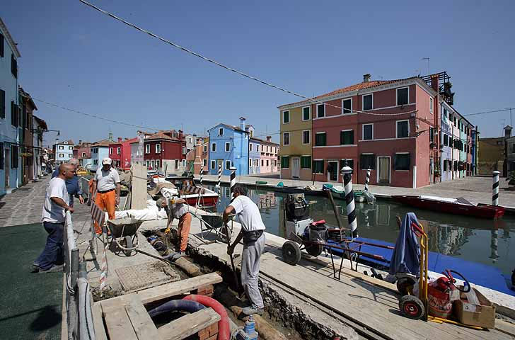 immagine durante la posa dei sottoservizi a Burano lotto 2 immagine durante la posa dei sottoservizi a Burano lotto 2