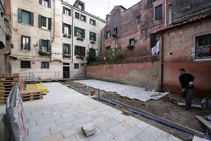 immagine durante la posa della pavimentazione nell'isola di San Vio immagine durante la posa della pavimentazione nell'isola di San Vio