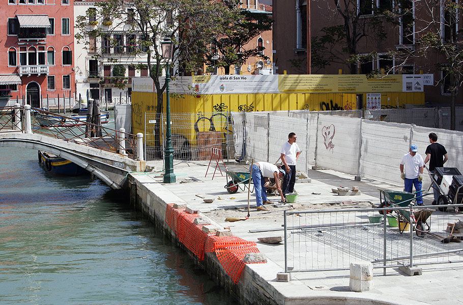 immagine durante la posa della pavimentazione nell'isola di San Vio immagine durante la posa della pavimentazione nell'isola di San Vio