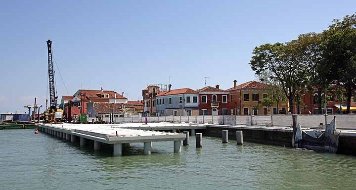 immagine della piattaforma del pontile Actv a Burano immagine della piattaforma del pontile Actv a Burano