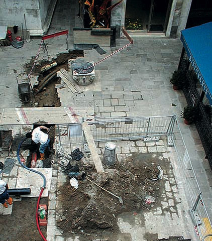 immagine durante la revisione della rete dei sottoservizi in campo San Fantin immagine durante la revisione della rete dei sottoservizi in campo San Fantin
