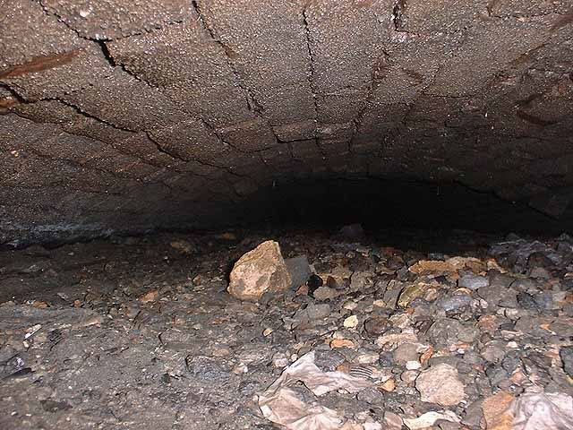 immagine del rio terà San Leonardo interrato dai fanghi prima dei lavori di riattivazione idraulica immagine di rio terà San Leonardo durante i lavori per la riattivazione idraulica