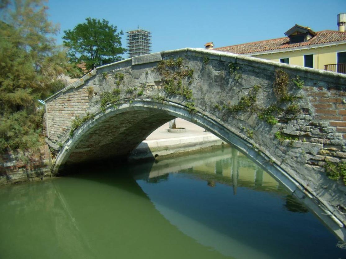 immagine del degrado del ponte Santa Maria a Torcello immagine del degrado del ponte Santa Maria a Torcello
