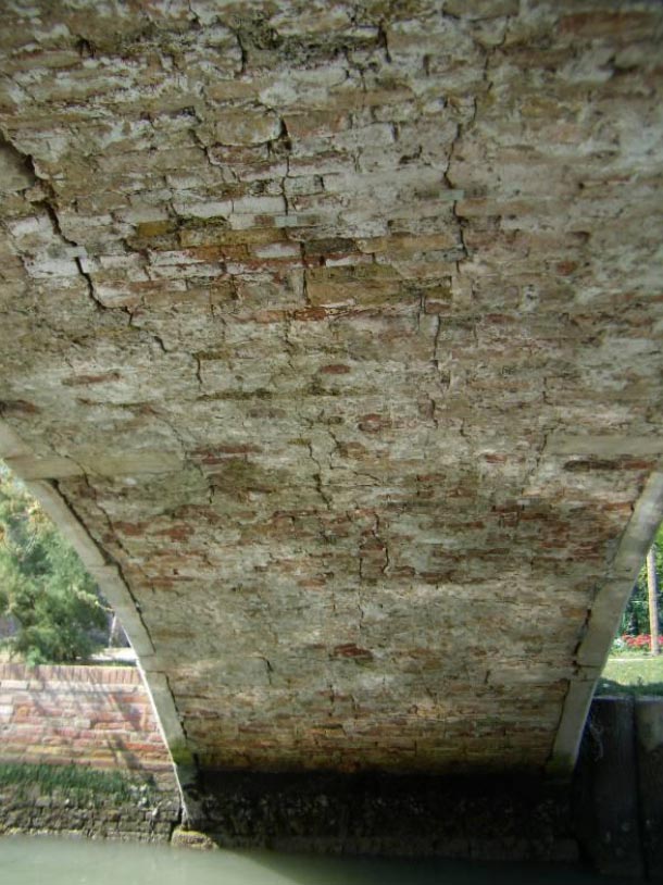 immagine del degrado del ponte Santa Maria a Torcello immagine del degrado del ponte Santa Maria a Torcello