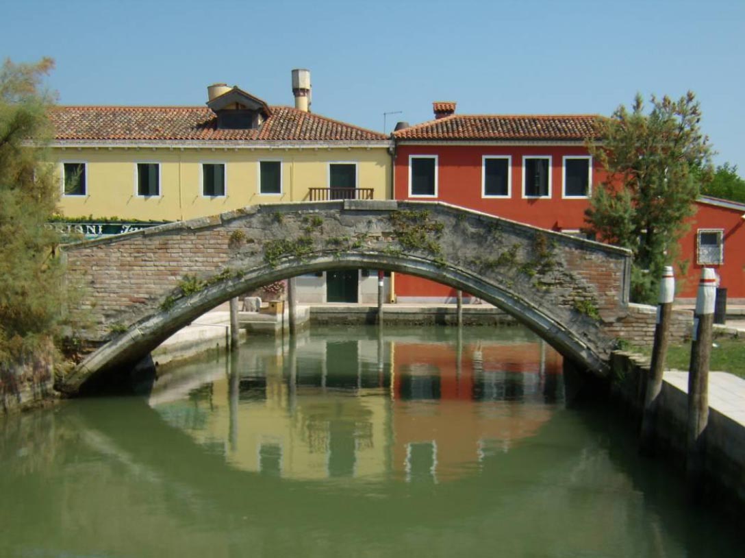 immagine del degrado del ponte Santa Maria a Torcello immagine del degrado del ponte Santa Maria a Torcello