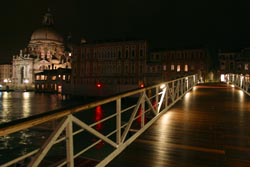 immagine notturna del ponte della Salute