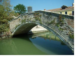 immagine del degrado del ponte Santa Maria a Torcello