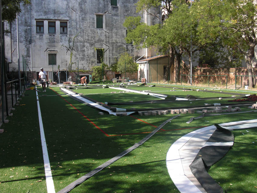 immagine del campo da gioco della scuola Morosini durante i lavori