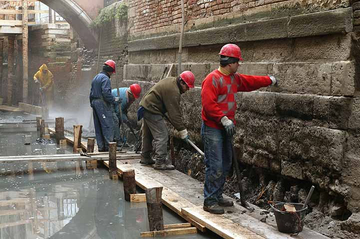 immagine dei lavori in rio de le Do Torre nell'insula di Santa Maria Mater Domini