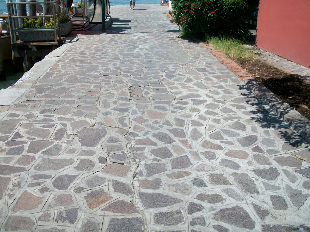 immagine di pavimentazione degradata in porfido a Murano