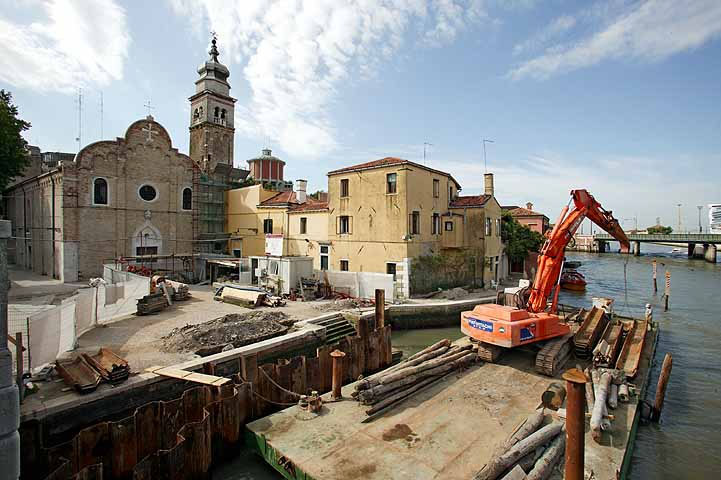 immagine durante la manutenzione dei muri di sponda nella riva Sant’Andrea