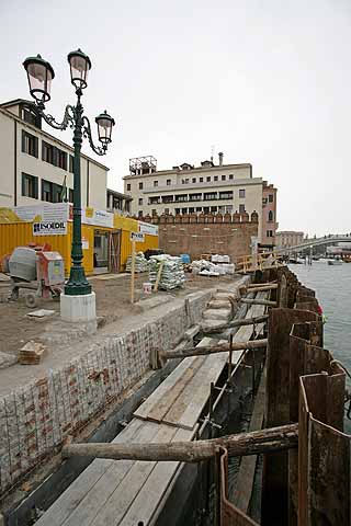 immagine del restauro del muro di sponda in campo San Simeon Grando