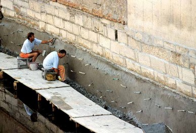 immagine dei lavori di risanamento del muro di sponda nel rio di Sant'Agostin